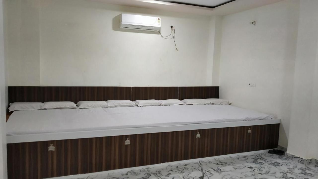 Rajlakshmi Guest House Mathura Exteriér fotografie